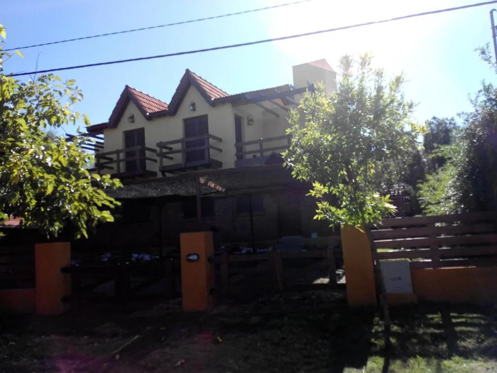 Complejo de cabañas en el río